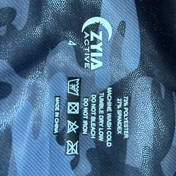 Black Camo Metallic Pocket Light n Tight Hi-Rise Capri 20" - Picture 3 of 3